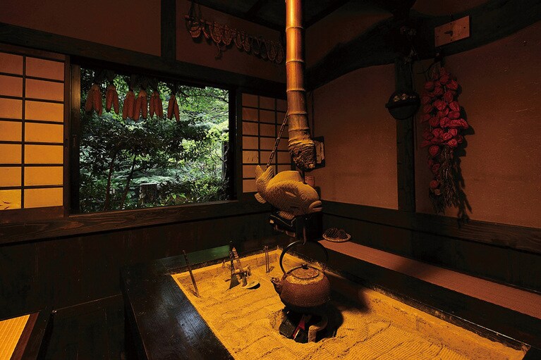 壁湯温泉 旅館 福元屋［大分／壁湯温泉］玄関を入ると囲炉裏がある。