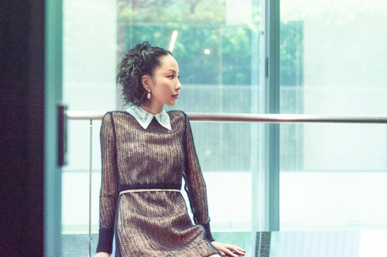 ドレス 198,000円・イヤリング 20,900円／N21 (問い合わせ IZA 0120-135-015)