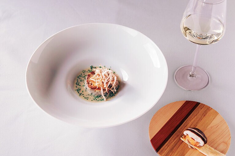 【Winerystay TRAVIGNE】ワインペアリングも。写真は冬のディナーの一皿で、あんこうのフィレと煮凝りに、酸味をきかせたあんこう出汁のソースを添えて。ミネラルと果実味をたたえたアロマティックなワイン「アルバリーニョ」と見事に呼応。Photo: Masahiro Shimazaki