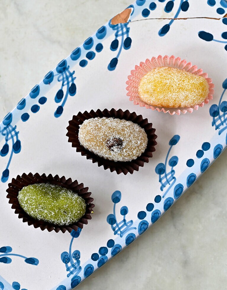 アーモンドペーストにピスタチオやレモンで風味をつけたサンタ・カテリーナ教会修道院の“ソスピーリ・ディ・モナカ” 0.6ユーロ。ちなみに、ほかの町では同名でも別の菓子に。（イ・セグレーティ・デル・キオストロ）