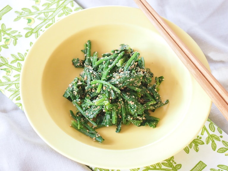 独特な香りと風味を楽しむ春菊は胡麻和えやおひたしで。