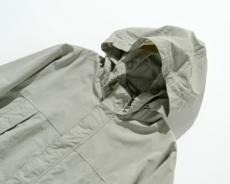 メンズのライトウェイトコート 9,990円。一部店舗とオンラインストアで販売。