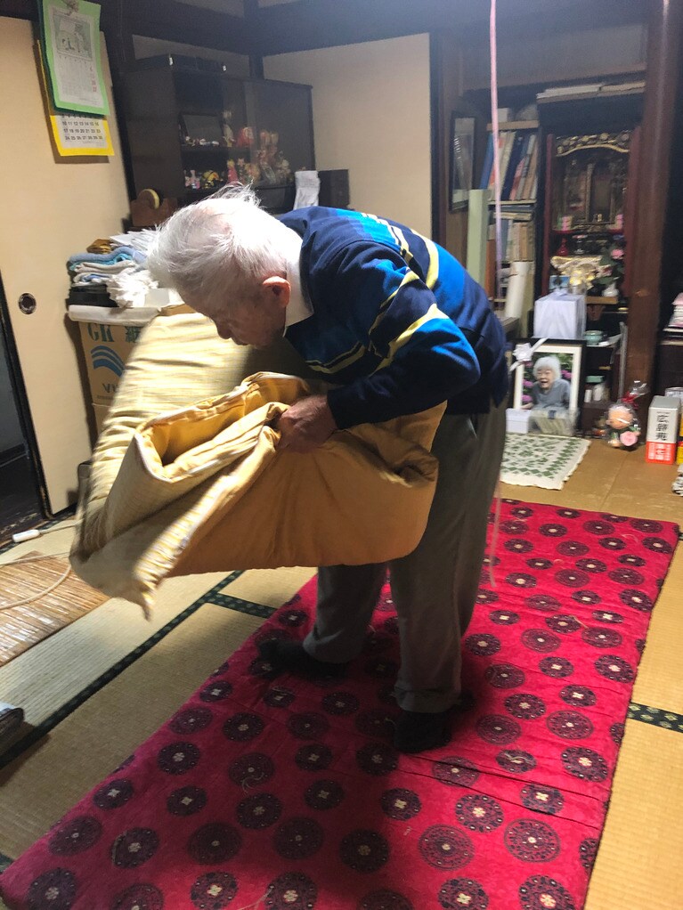 布団上げ下ろし中の良則さん。