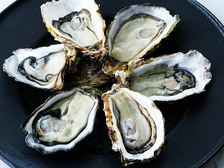 開殻かき(ハーフシェル) 12個入り 5,100円、18個入り 7,650円／かなわ