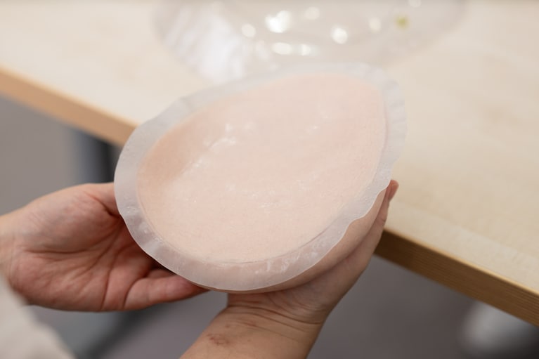 使用後は中性洗剤などで軽く水洗いをして自然乾燥後、専用の台に置いて保管する。裏面は粘着性があり、面でくっつくので剥がれずズレにくいが、水が入ると剥がれやすくなるため、温泉やプールでは専用テープの使用を推奨している。