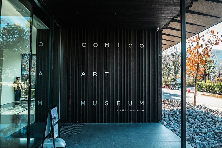 ロゴ看板には無垢のステンレススチールが使われている。