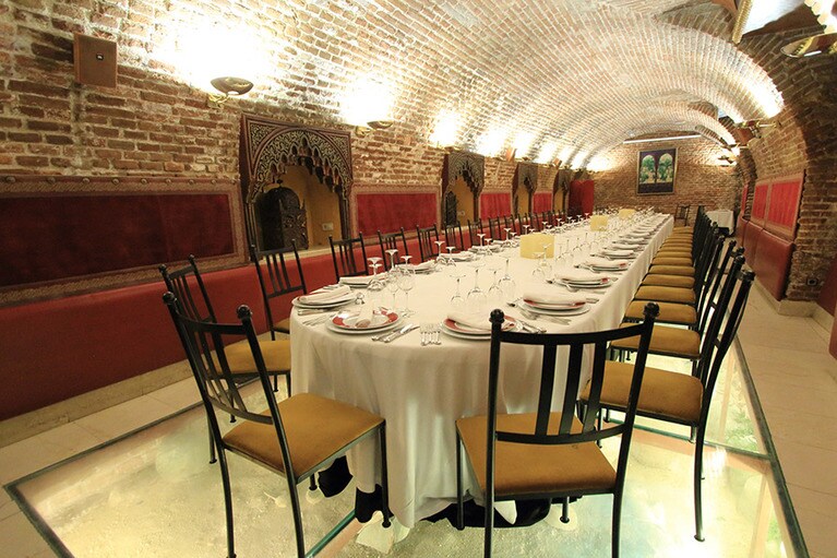 「ラ・ボティレリア・デル・カフェ・デ・オリエンテ」の地下のメインダイニングは、床のガラス越しに17世紀当時の遺跡を見ることができる。