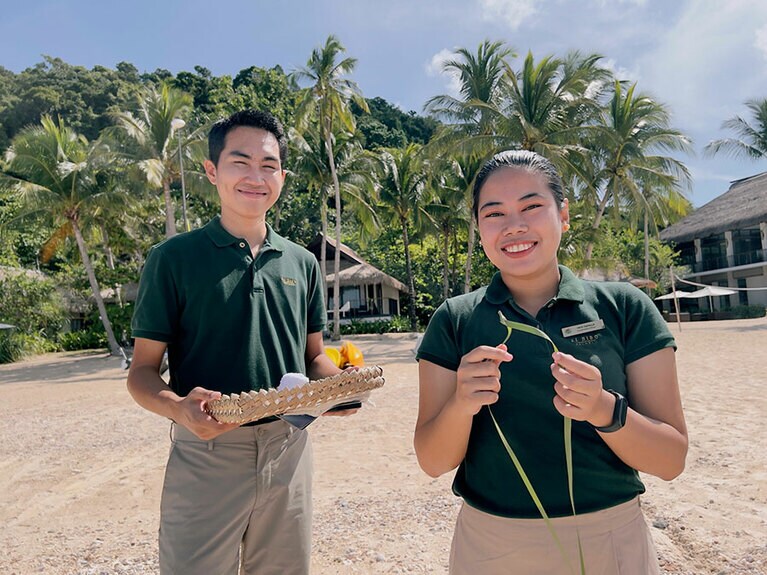 島に桟橋はない。移動式のステップでビーチに上陸すると、冷たいおしぼりとヤシの葉で作られたネックレス、そしてとびきりの笑顔が出迎えてくれる。