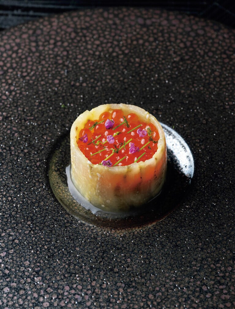 日本各地の食材・食文化×フレンチのディナーコースから「鮭の焼き漬け」。