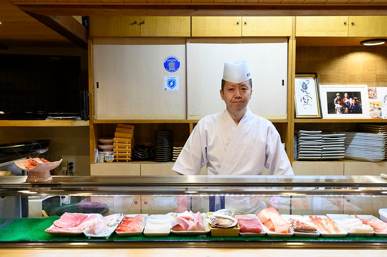 「佐渡のファミレスですね（笑）。家族で気軽に入ってもらうため、メニューはバラエティ豊か。大人はお刺身で1杯、その横でお子さんがエビフライや餃子をといった感じで和やかな雰囲気です」と大将の鶴間博之さん。