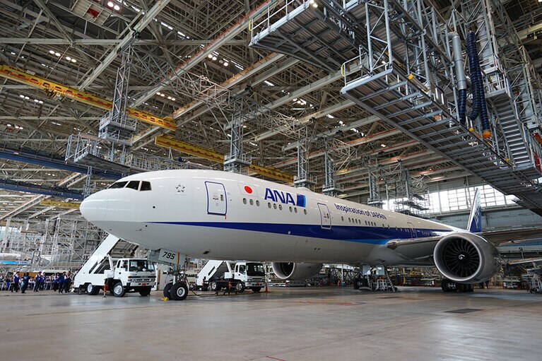 記者発表はハンガー（格納庫）で行われた。間近で見るB777-300ER機は大迫力！