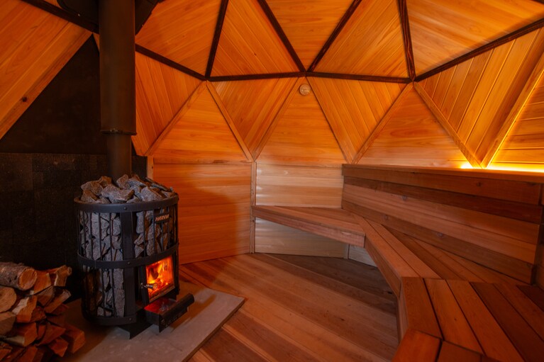 ロウリュウには自家菜園したハーブで香り付けしたアロマ水など、癒しの香りを使用。写真提供：kaveri