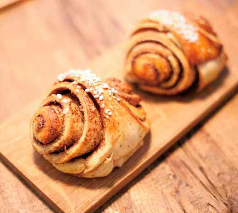 映画「かもめ食堂」のロケ地となったレストラン「ラヴィントラカモメ」のシナモンロール 432円。