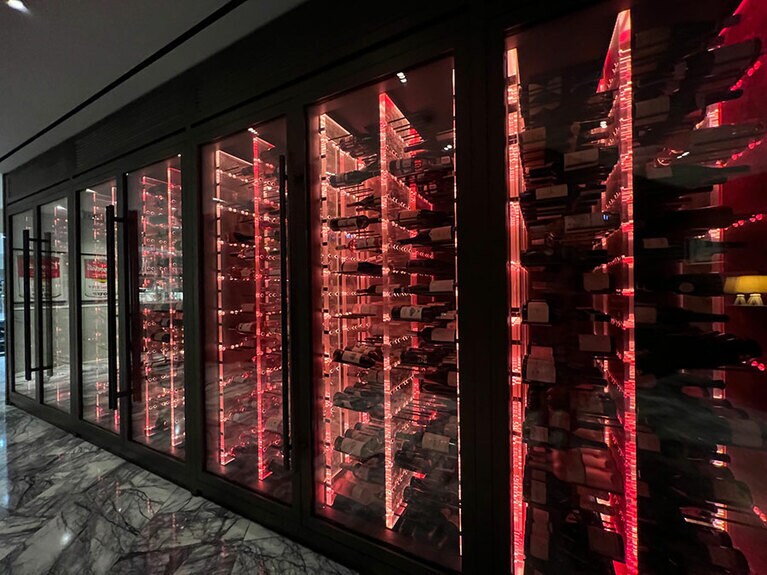 スタイリッシュなワインセラーには、おびただしい数のボトルが出番を待っている。