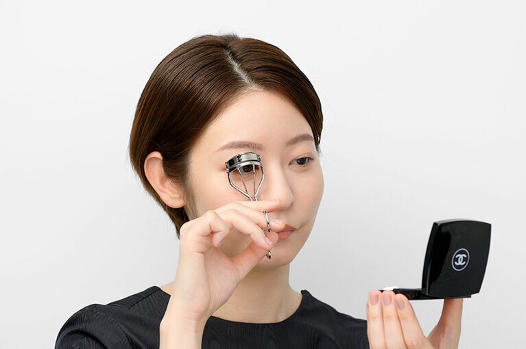 少しずつビューラーを上向きに動かしてきれいなカールをつくる。