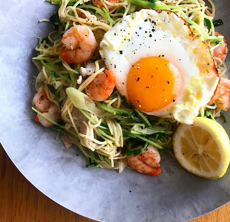 「ナンプラーレモン海老焼きそば。たぶん永遠に好きなマイスタンダード。ナンプラー、黒こしょう、レモン汁で味付け。半熟の目玉焼きをくずしてからめながら食べましょう！」
