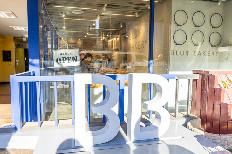 ニューヨークのパブリックアートを連想させる青い「BB」のサインが目印。