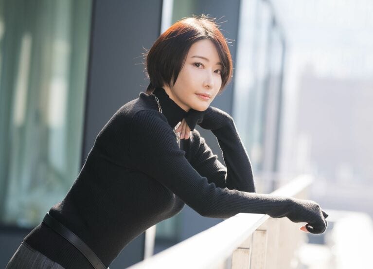 どうすれば人は若さを保てるのか？　肉体改造も美容整形も経験し、美しいコスプレ姿で注目を集める漫画家の月島圭さん（46）に聞いた　©三宅史郎／文藝春秋