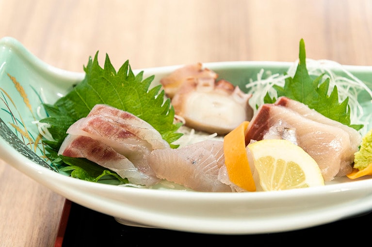 お造りの内容は日々変わる。こちらは、左奥から時計回りに、タコ、ブリ、ヤガラ、サワラ、クロダイ。