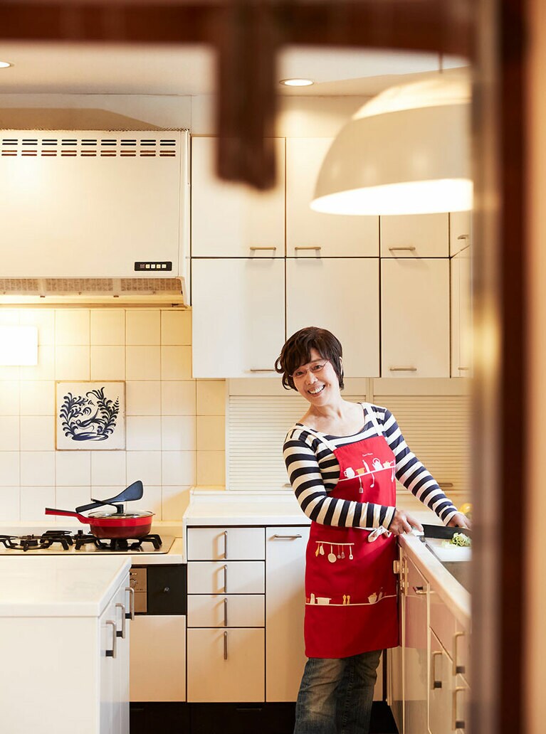 自宅キッチンにて／撮影 邑口京一郎