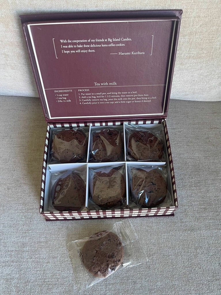 砕いたコナコーヒー豆が入っていて、カリッと噛むと鼻をぬけるいい香りが。