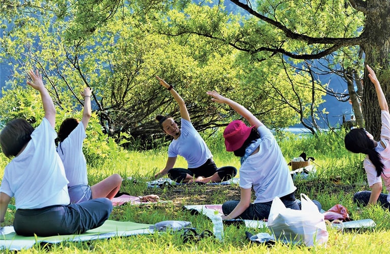 ヨガでひと汗かいたら源泉かけ流し温泉の外湯に寄るのもいい。