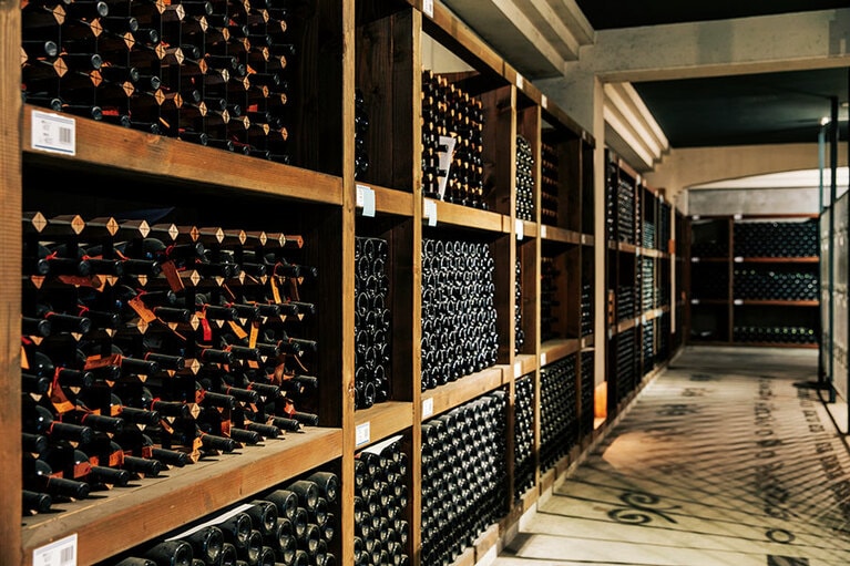 初年度からすべてのヴィンテージが眠るワインの貯蔵庫。ワイナリーツアーで見学可能。2,200円（要予約）。