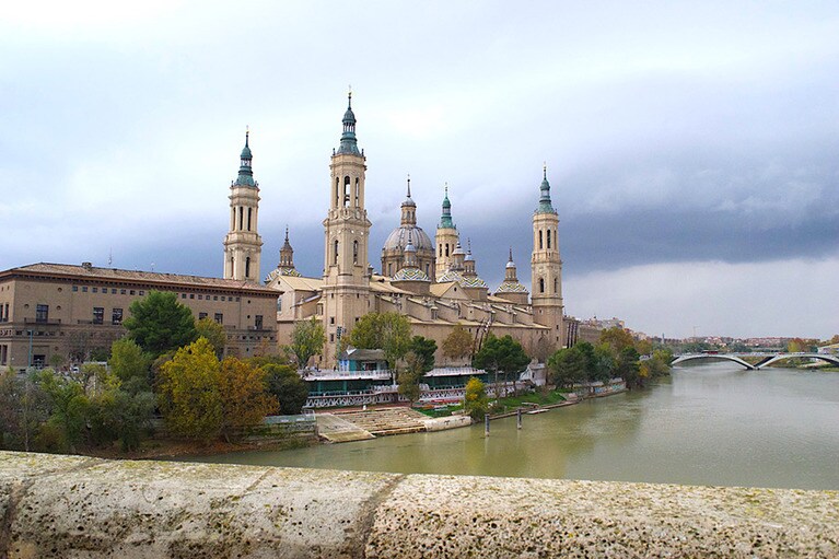 スペインの中でも重要な建築のひとつであるピラール大聖堂を望む。