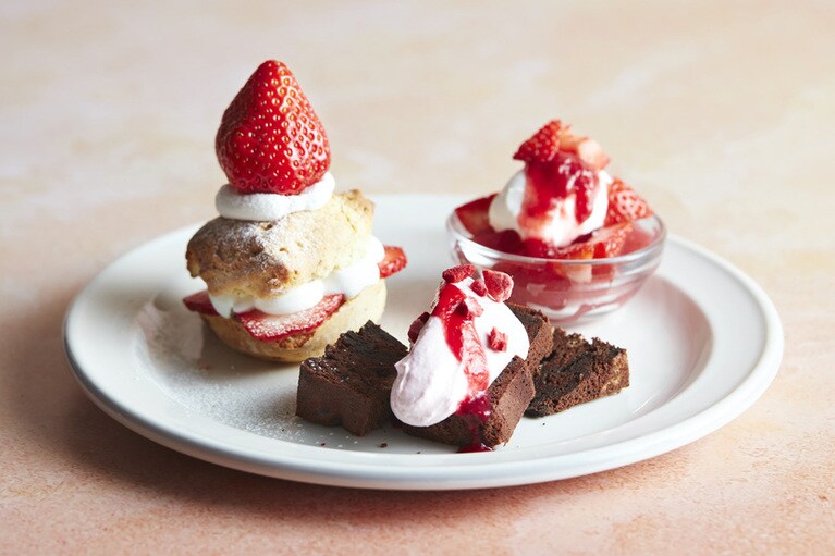 あまおうのスイーツプレート 1,180円。大粒のあまおうを使用したスコーンに、あまおうクリームをトッピングしたチョコケーキ、あまおうジュレ×フレッシュあまおうのさっぱりとしたサンデーを盛り合わせ。