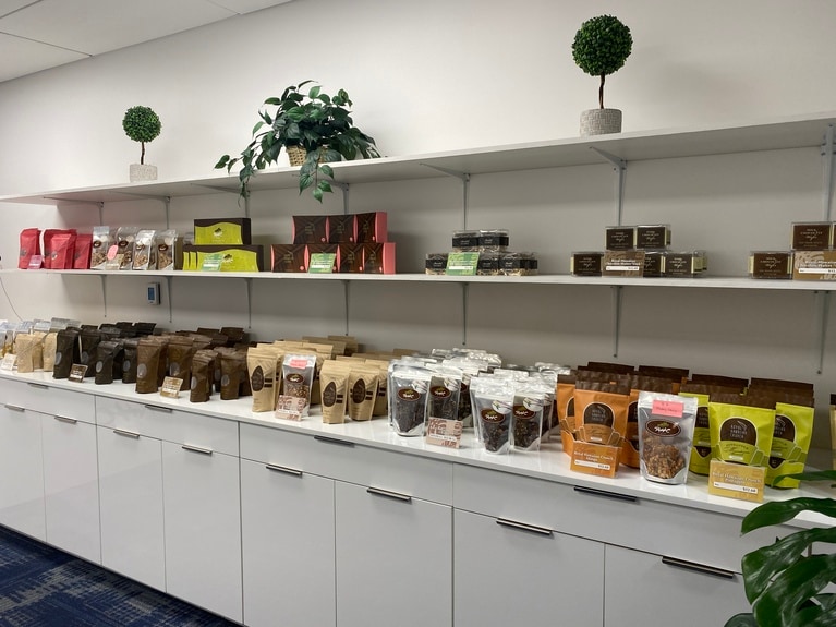 Royal Hawaiian Crispiesのほかにも、チョコレートやクッキーなどおいしいお土産が並んでいます。