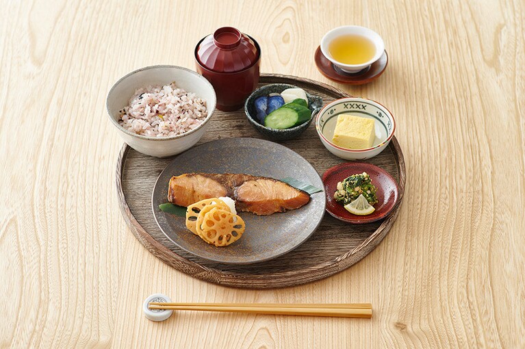 もちろんごはんは3種から選べる。羅漢果茶付き。