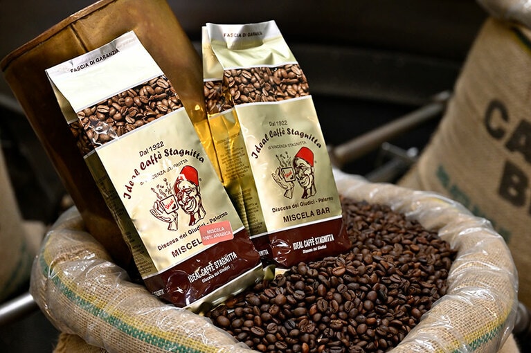 いちばん人気の“バールブレンド”や“アラビカ100％ブレンド”など。16.4ユーロ／kg～（250gから販売）。