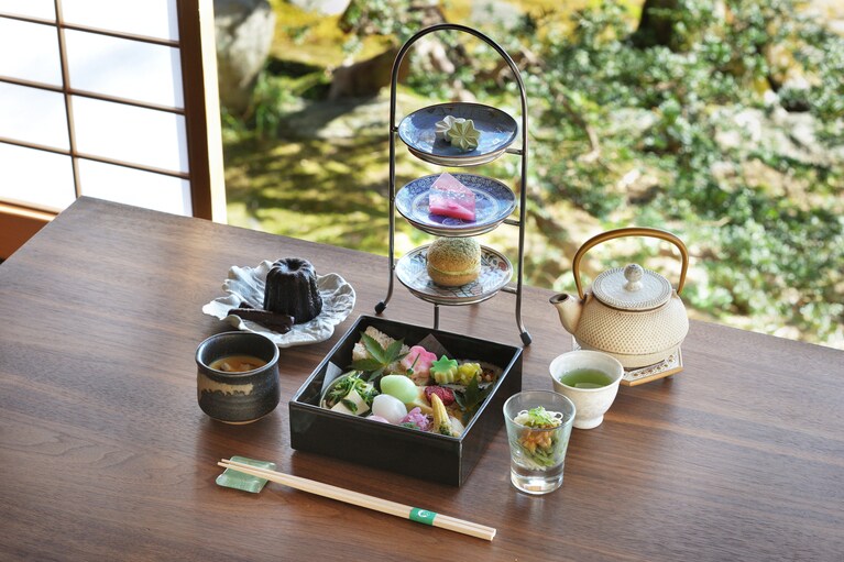 「和のアフタヌーンティー」第一章「花・新緑」のイメージ。1名6,100円（税・サ込）。要予約。スイーツメニューは、享和3（1803）年創業の京菓子司「亀屋良長」による和菓子。
