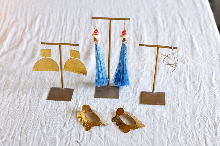 伊良部島にアトリエを開くORSAさんの造形が美しいアクセサリー。苧麻ピアス 14,800円ほか。