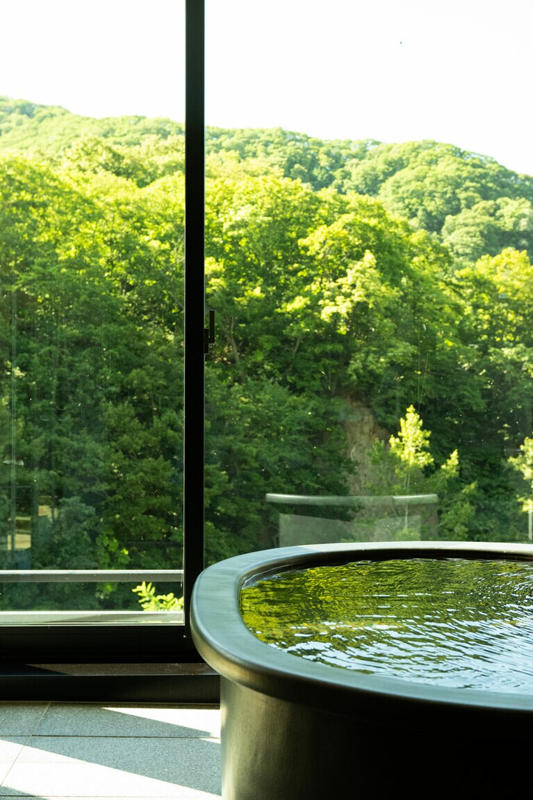 ゆったりとした大浴場のほか、すべての客室に絶景の天然温泉風呂が。