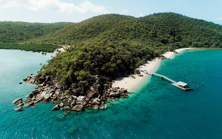 幅1km、全長12kmという細長い島。音楽の神・オーフィアスの持つ竪琴に似ていると名付けられた。