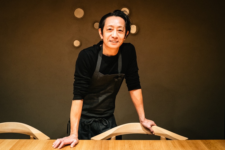 「Né」総料理長の布施真シェフ。秋田県出身で、多様な経験と知見に裏付けられた数々の話が訪れるゲストを魅了している。