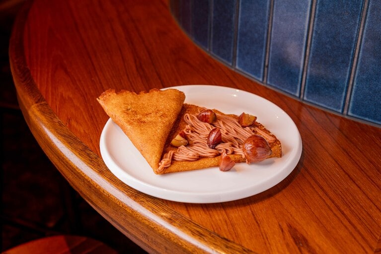 「モンブランクレープ」880円（麻布台ヒルズ限定）。