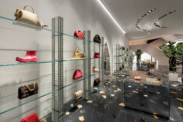 ウィメンズからメンズまで、最新コレクションがずらりと並ぶ店内。