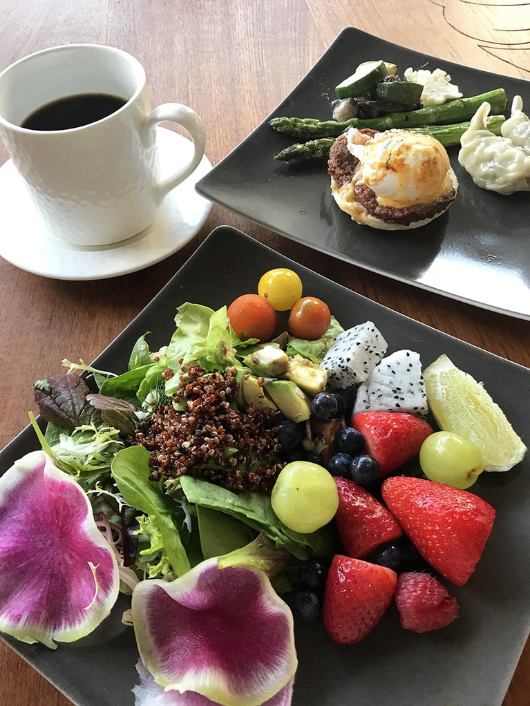 野菜もフルーツも色が華やかだ。サラダにはパワーフードのキヌアをプラス。エッグベネディクトに、飲茶ステーションからは餃子も。ビュッフェならではのバリエーションだ。
