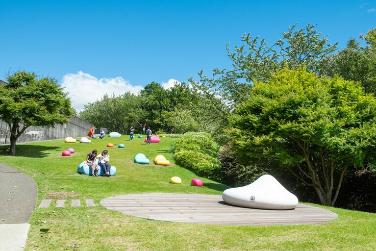 美術館に入ってすぐ、大きなブールデル作品の壁面裏側に誕生した彫刻と芝生の新休憩エリア「ポケっと。」。