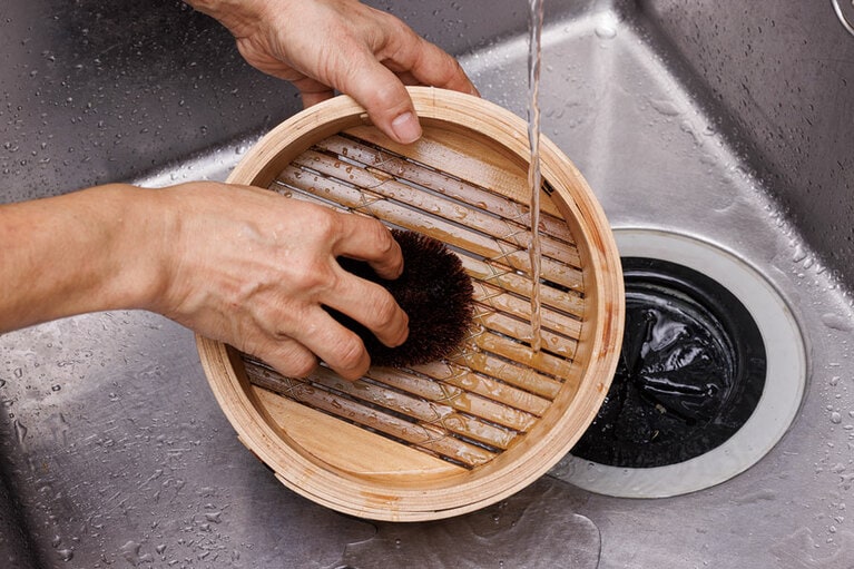 シュロタワシで洗う。油がついている場合はクレンザーをつけて。