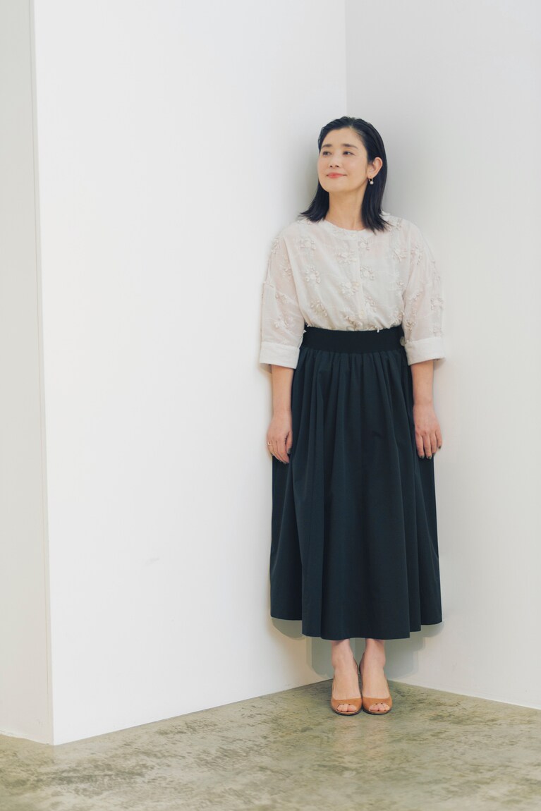 ブラウス 26,400円、スカート 30,800円／アデュー トリステス（03-6861-7658）