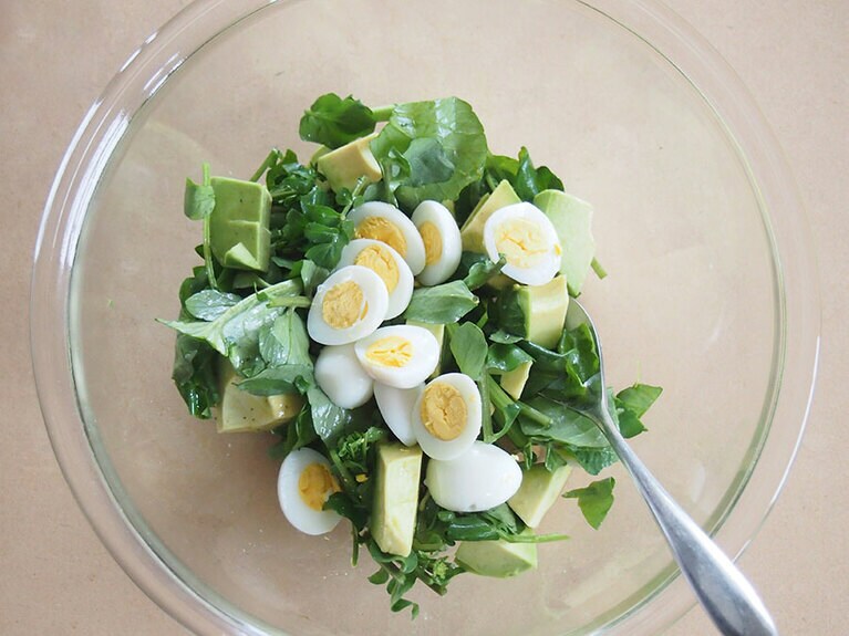 ボウルにうずらの卵、クレソン、アボカドを入れて混ぜ、塩胡椒、黒酢、オリーブオイルを入れて全体を和える。