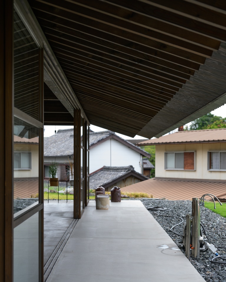ガラスの戸を閉めれば、雨でも子どもたちが土間で遊べる。