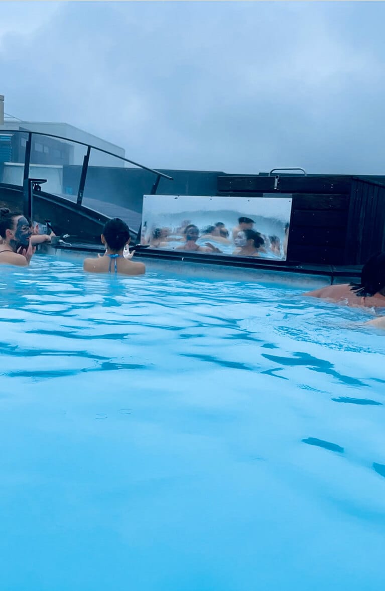 プールサイドにある鏡で皆塗り塗り。