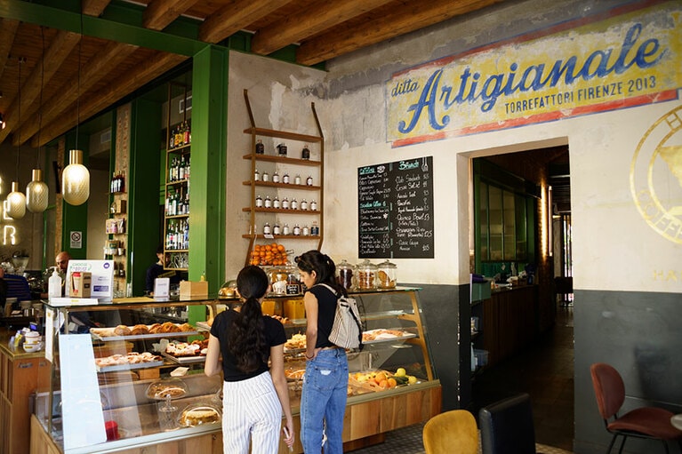 カウンターのガラスケースには、デニッシュやケーキが並ぶ。