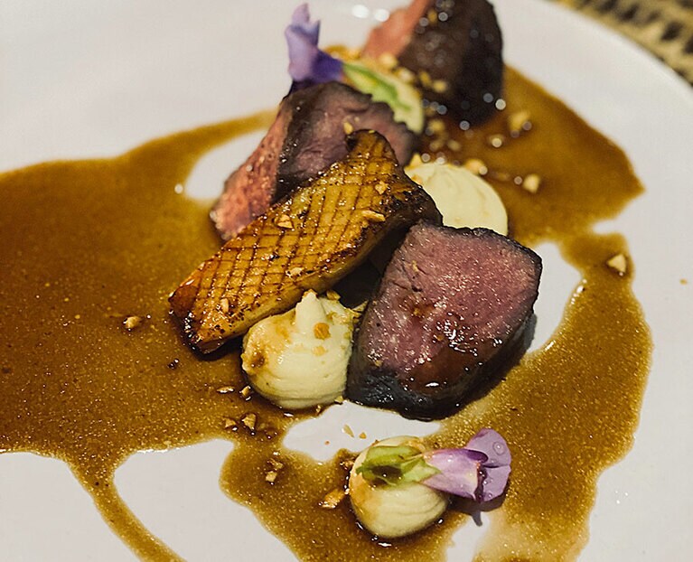 アドボの付け合せは、地元で採れるきのこと、さつまいものマッシュ。