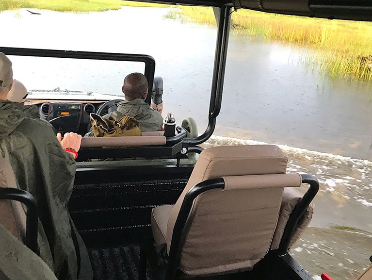 早朝の嵐の後のサファリはモーターボートのごとき運転。メイドインジャパンのトヨタ・ランドクルーザーの実力はスゴかった。ガイドの訓練には、悪路のドライビングなど様々なコースがあるという。