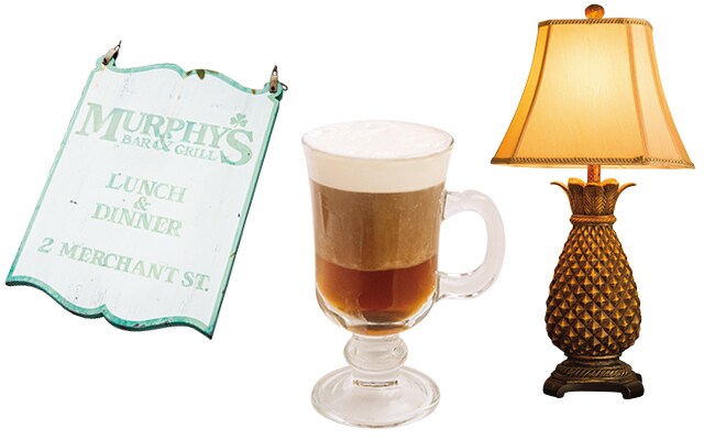 左・右：クラシカルな雰囲気とハワイらしさが共存。中：ディナーの後にアイリッシュコーヒー 6.5ドルを一杯、なんて使い方もできる。